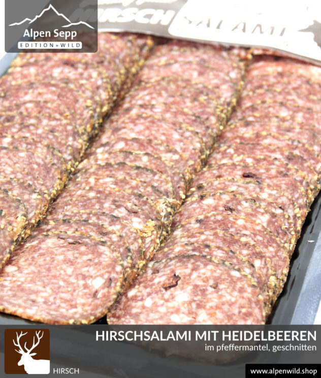 Hirschsalami mit Heidelbeeren im Pfeffermantel – geschnitten