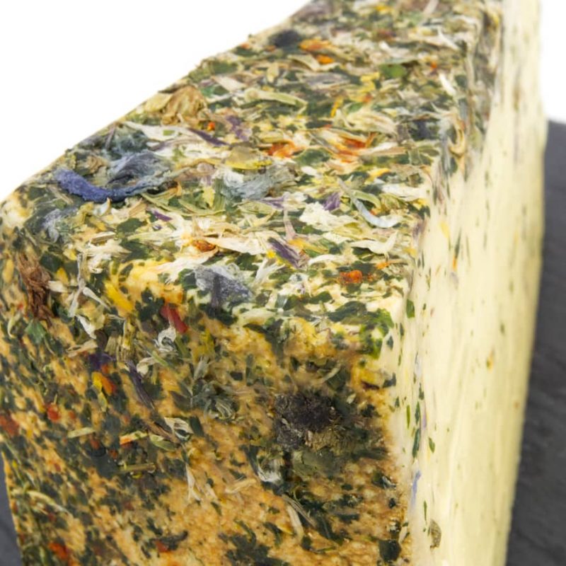 Almkräuterkäse | 100% Heu und kräuterreiche Magerwiese | Lechtaler Naturkäserei in Tirol | 100% Heumilch | 55% F.i.T.. Feedbild.